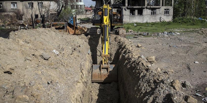 Tırlarla barikat kurup kepçelerle çukur açmışlar
