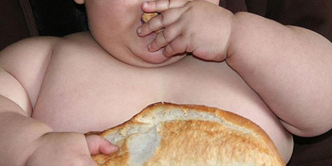 TV karşısında yemek çocukları obez yapıyor