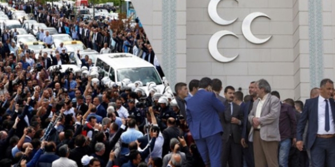 Genel merkezde 200 kişi, muhaliflerin yanında 20 bin kişi