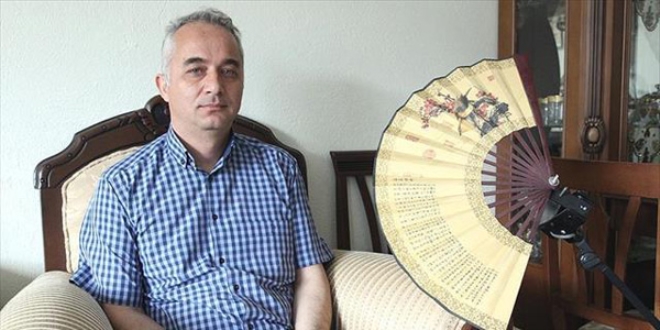 Fabrika işçisi, uzaktan kumandalı elektrikli yelpaze üretti