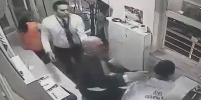 Eski Bakan Bayraktar, copla güvenlik görevlisi dövdü