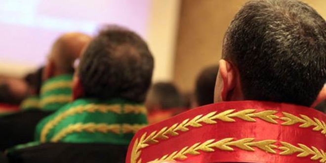 Kararı, bir sendikaya uygulatan hakimler şikayet edildi