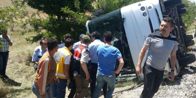 Karaman'da öğrenci midibüsü devrildi: 1 ölü, 16 yaralı