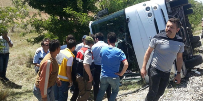 Karaman'da renci midibs devrildi: 1 l, 16 yaral