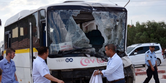 Manisa'da öğrenci servisi kaza yaptı: 9 yaralı