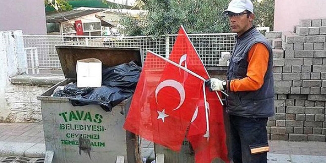 Denizli'de çöp konteynerine atılmış Türk bayrakları bulundu