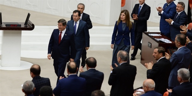 Davutoğlu, Meclis'te Başbakanlık koltuğuna oturmadı