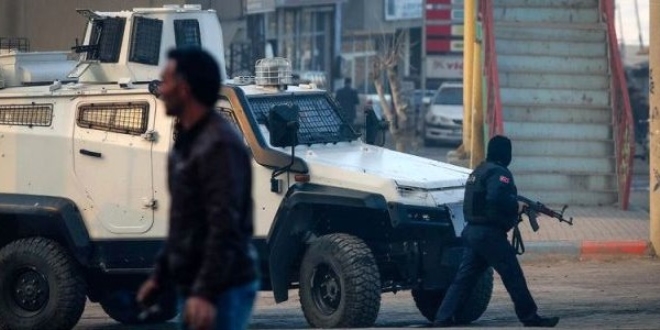 anlurfa'da otomobildeki PKK'llar polise ate at