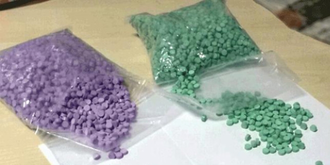 �zmir'de 10 bin uyu�turucu hap ile 3 kilogram esrar ele ge�irildi