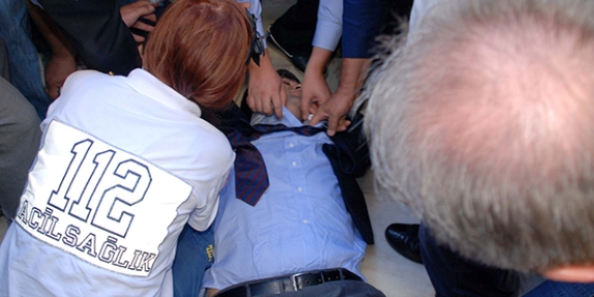Vali, şehit cenazesinde yere yığıldı