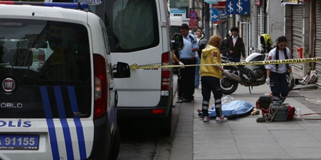 Şişli'de 4 katlı binadan düşen kişi öldü