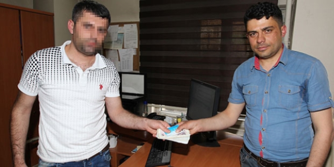 ATM'de unutulan parayı polise teslim etti