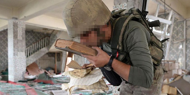 Teröristler Kur'an-ı Kerim parçaladı, askerler tek tek topladı