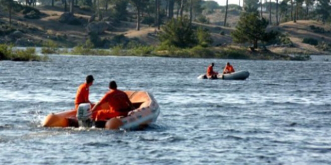 Göle düşen cipteki 3 turist kayboldu, 9 kişi yaralandı