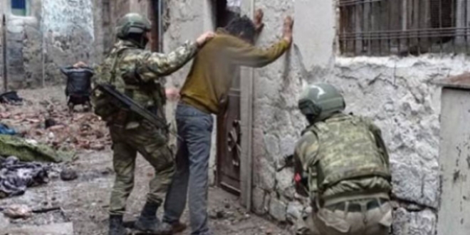 Hakkari'de bir terörist teslim oldu