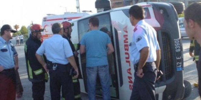 Konya'da ambulans devrildi: 2 yaral