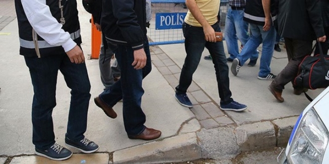 5 polis ve 3 öğretmen gözaltına alındı