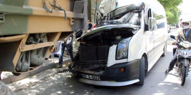 Öğrenci servisi askeri araca çarptı: 8 yaralı