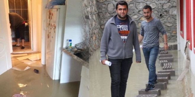 Karabük'te 3 öğrecinin yaşadığı evi su bastı