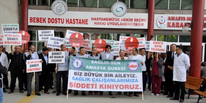 Acil Servis'de görevli doktor hasta tarafından darbedildi