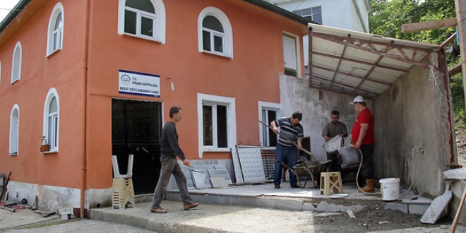 İmamlar cami restorasyonunu kendileri yapıyor