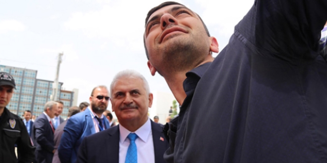 Yıldırım, TBMM'de vatandaşlarla 'öz çekim' yaptı