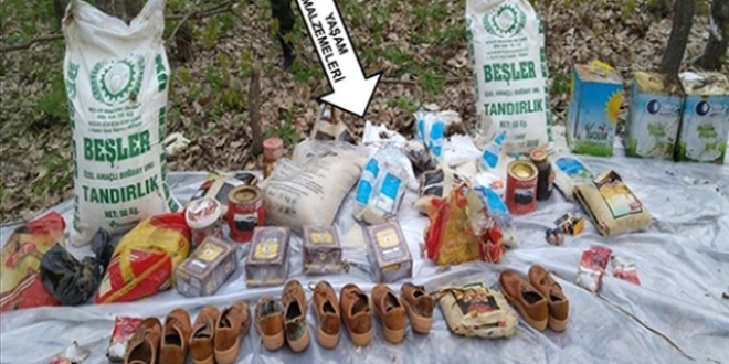 Muş'ta telsiz ve yaşam malzemeleri ele geçirildi