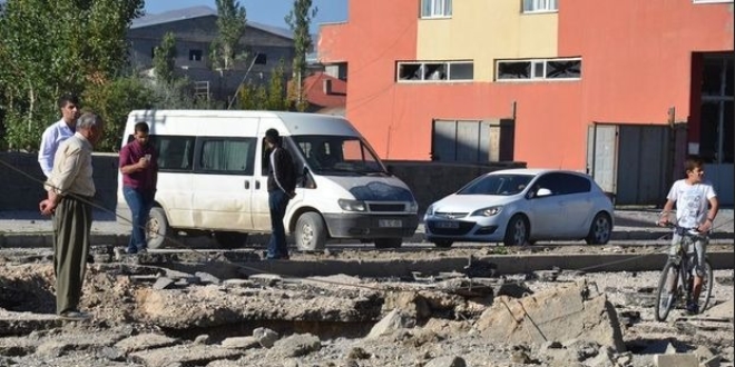 PKK'lıların atmak istediği el bombası araçta patladı!