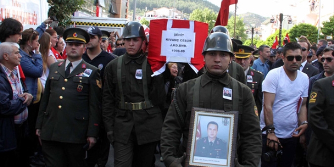 Şehit binbaşı Kıvanç, son yolculuğuna uğurlandı