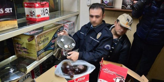 Kaçak içki operasyonunda 1 memur gözaltına alındı