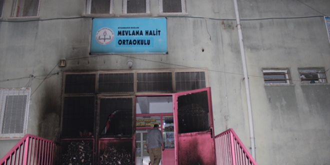 Diyarbakır'da teröristler bir okulu ateşe verdi