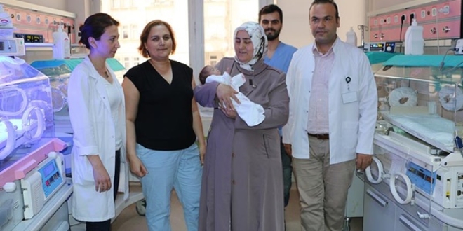 Anne karnındaki bebeğe 4 kez kan nakli yapıldı