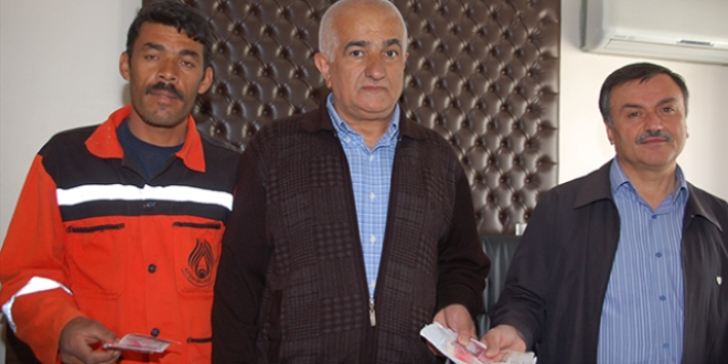 Temizlik işçisi bulduğu 13 bin lirayı sahibine teslim etti