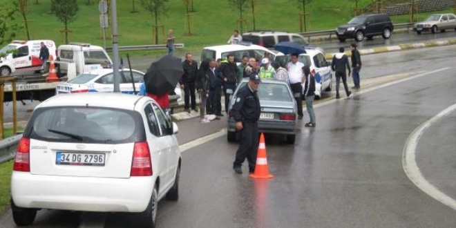 Kaza raporu tutan polislere otomobil çarptı: 2 polis yaralı