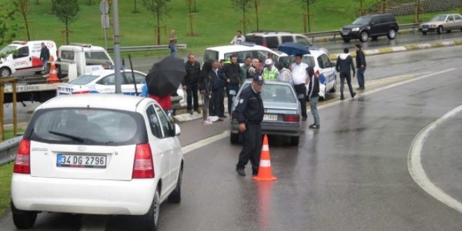 Kaza raporu tutan polislere otomobil arpt: 2 polis yaral