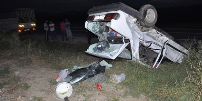 Kamyonetle otomobil �arp��t�: 1 �ocuk �ld�, 5 ki�i yaraland�