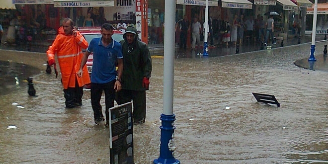 Erzincan'da Sa�anak ya��� nedeniyle baz� evleri su bast�