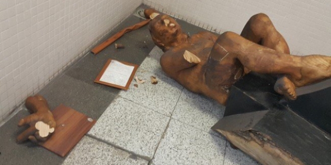 İzmir'deki çıplak heykel, balyozla kırıldı