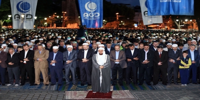 Ayasofya önünde fetih namazı