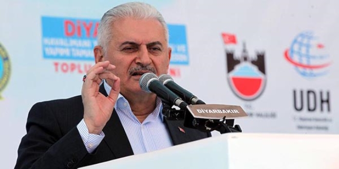 Binali Yıldırım: Gençler bu karanlık yoldan vazgeçin