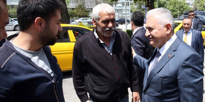 Başbakan Yıldırım'dan taksi durağına ziyaret