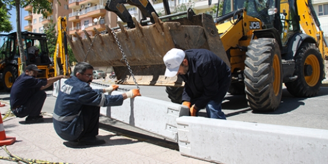 Siirt'te kritik noktalar beton bariyerlerle çevrildi