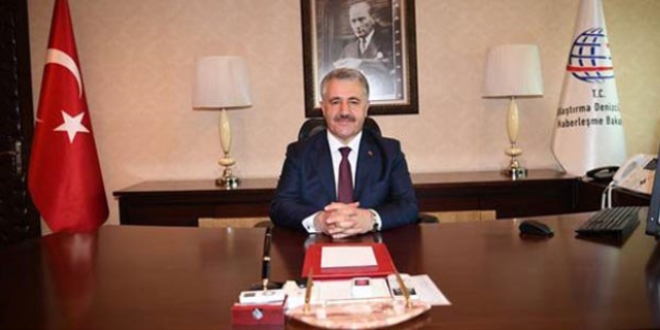 Bakan Arslan kutlama çiçeklerinin gelirini yardım derneğine bağışladı