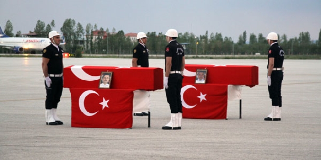Van'da şehit olan 2 polis için resmi tören düzenlendi