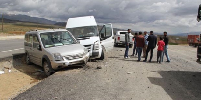Yüksekova'ya dönüş yolunda kaza: 15 yaralı