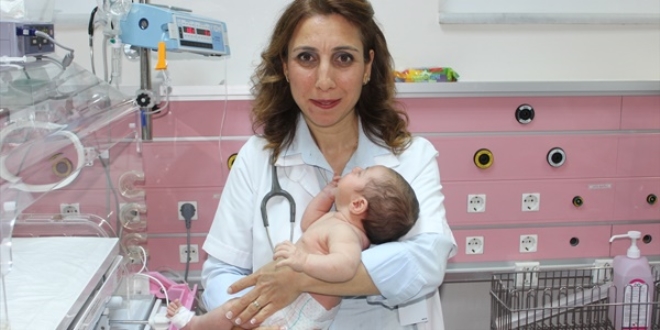 Kazadan kurtulan bebeğe doktor annelik yaptı