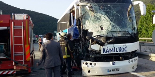 Bursa'da yolcu otobüsü tırla çarpıştı yaralılar var