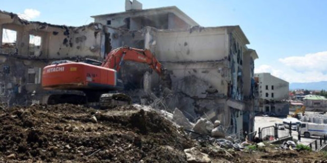 Yksekova'da ar hasarl binalarn ykmna baland