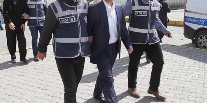 Aralarnda memurlarnda olduu 14 zanl serbest