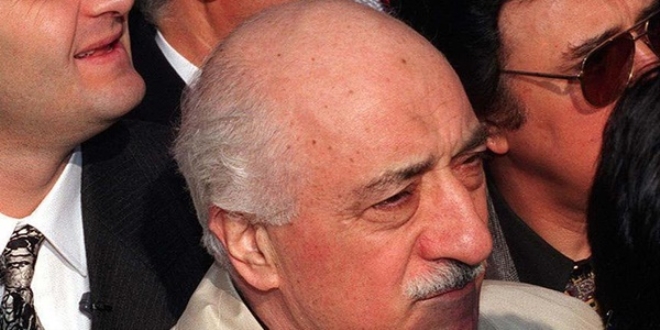 �zmir'de FET�'ye a��r darbe